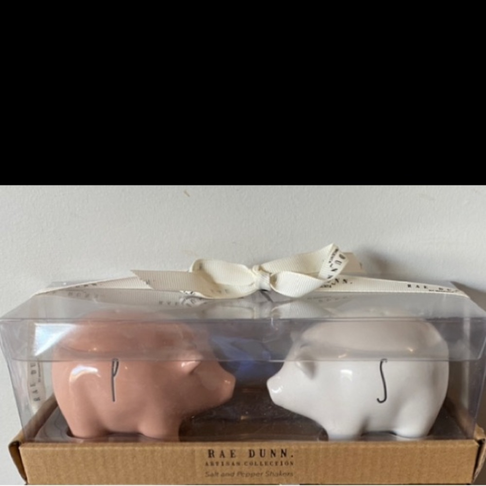 1 Set of New in Box Rae Dunn Pig S/P Shakers 🐷